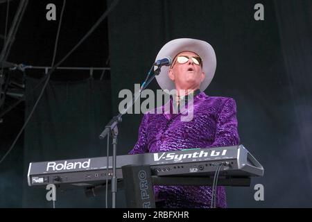 Martyn Ware, Keyboardspieler und Sänger mit der englischen New Wave Band Heaven 17, live auf der Bühne des Let's Rock Festivals in Southampton. Stockfoto