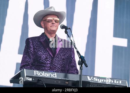 Martyn Ware, Keyboardspieler und Sänger mit der englischen New Wave Band Heaven 17, live auf der Bühne des Let's Rock Festivals in Southampton. Stockfoto