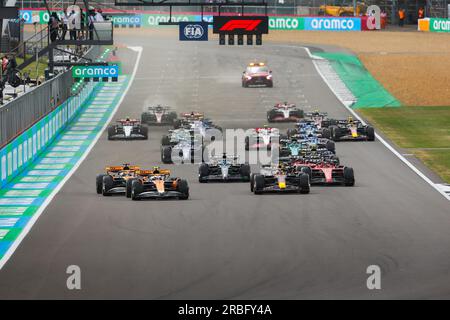Beginn des Rennens, Abfahrt, 04 NORRIS Lando (gbr), McLaren F1 Team MCL60, 01 VERSTAPPEN Max (nld), Red Bull Racing RB19, Action während der Formel 1 Aramco British Grand Prix 2023, 10. Runde der Formel 1-Weltmeisterschaft 2023 vom 7. Bis 9. Juli 2023 auf der Silverstone Circuit, In Silverstone, Großbritannien Stockfoto