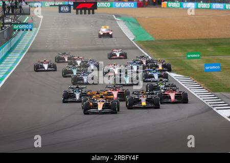 Beginn des Rennens, Abfahrt, 04 NORRIS Lando (gbr), McLaren F1 Team MCL60, 01 VERSTAPPEN Max (nld), Red Bull Racing RB19, Action während der Formel 1 Aramco British Grand Prix 2023, 10. Runde der Formel 1-Weltmeisterschaft 2023 vom 7. Bis 9. Juli 2023 auf der Silverstone Circuit, In Silverstone, Großbritannien Stockfoto