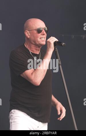 Southampton, Großbritannien. 08. Juli 2023. Führen Sie den männlichen Sänger Glenn Gregory mit der englischen New Wave Band Heaven 17 live auf der Bühne des Let's Rock Festivals in Southampton auf. (Foto: Dawn Fletcher-Park/SOPA Images/Sipa USA) Guthaben: SIPA USA/Alamy Live News Stockfoto