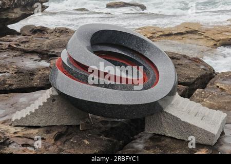 742 Moebius in Moebius von Keizo Ushio, Skulptur aus der Ausstellung „Skulptur am Meer“ von 2018 in Bondi. Sydney-Australien. Stockfoto