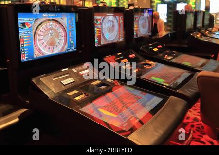 750 elektronische Roulette-Räder in einem Casino, die darauf warten, dass die Spieler darauf wetten. Melbourne-Australien. Stockfoto