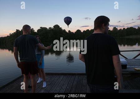 Jönköping, Schweden. 9., Juli 2023. Heißluftballons in Jönköping, Schweden, während des schwedischen Pokals, Andréedagarna, am Sonntagabend. Kredit: Jeppe Gustafsson/Alamy Live News Stockfoto