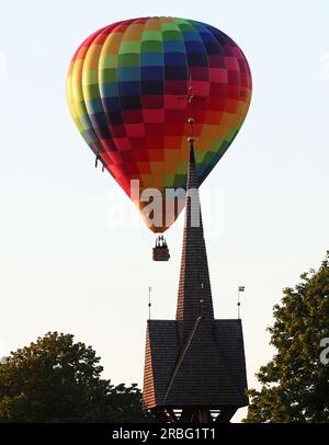 Jönköping, Schweden. 9., Juli 2023. Heißluftballons in Jönköping, Schweden, während des schwedischen Pokals, Andréedagarna, am Sonntagabend. Kredit: Jeppe Gustafsson/Alamy Live News Stockfoto