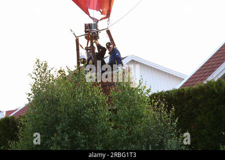 Jönköping, Schweden. 9., Juli 2023. Heißluftballons in Jönköping, Schweden, während des schwedischen Pokals, Andréedagarna, am Sonntagabend. Kredit: Jeppe Gustafsson/Alamy Live News Stockfoto