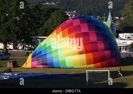 Jönköping, Schweden. 9., Juli 2023. Heißluftballons in Jönköping, Schweden, während des schwedischen Pokals, Andréedagarna, am Sonntagabend. Kredit: Jeppe Gustafsson/Alamy Live News Stockfoto