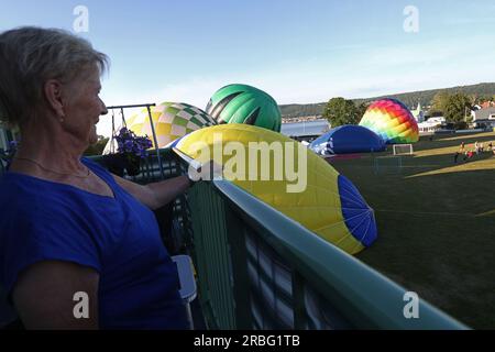 Jönköping, Schweden. 9., Juli 2023. Heißluftballons in Jönköping, Schweden, während des schwedischen Pokals, Andréedagarna, am Sonntagabend. Kredit: Jeppe Gustafsson/Alamy Live News Stockfoto