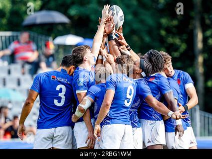 Hamburg, Deutschland. 09. Juli 2023. Rugby: Finalturnier der Sevens Europameisterschaft der Männer im Sportpark Steinwiesenweg. Team Frankreich bildet vor dem Anstoß einen Kreis. Kredit: Axel Heimken/dpa/Alamy Live News Stockfoto