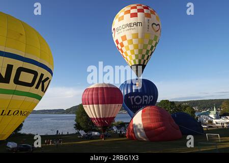 Jönköping, Schweden. 9., Juli 2023. Heißluftballons in Jönköping, Schweden, während des schwedischen Pokals, Andréedagarna, am Sonntagabend. Kredit: Jeppe Gustafsson/Alamy Live News Stockfoto