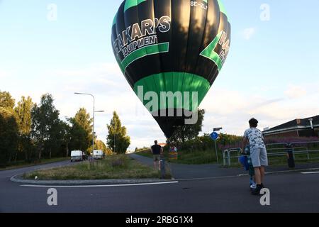 Jönköping, Schweden. 9., Juli 2023. Heißluftballons in Jönköping, Schweden, während des schwedischen Pokals, Andréedagarna, am Sonntagabend. Kredit: Jeppe Gustafsson/Alamy Live News Stockfoto