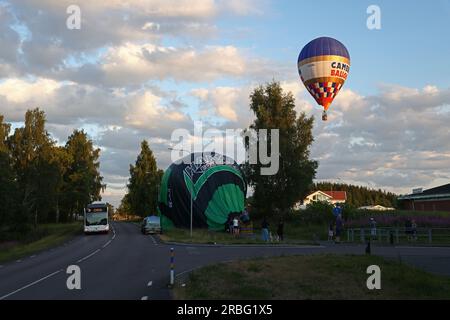 Jönköping, Schweden. 9., Juli 2023. Heißluftballons in Jönköping, Schweden, während des schwedischen Pokals, Andréedagarna, am Sonntagabend. Kredit: Jeppe Gustafsson/Alamy Live News Stockfoto