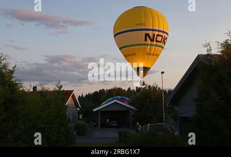 Jönköping, Schweden. 9., Juli 2023. Heißluftballons in Jönköping, Schweden, während des schwedischen Pokals, Andréedagarna, am Sonntagabend. Kredit: Jeppe Gustafsson/Alamy Live News Stockfoto