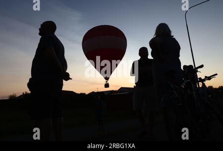 Jönköping, Schweden. 9., Juli 2023. Heißluftballons in Jönköping, Schweden, während des schwedischen Pokals, Andréedagarna, am Sonntagabend. Kredit: Jeppe Gustafsson/Alamy Live News Stockfoto