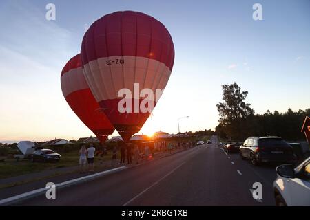 Jönköping, Schweden. 9., Juli 2023. Heißluftballons in Jönköping, Schweden, während des schwedischen Pokals, Andréedagarna, am Sonntagabend. Kredit: Jeppe Gustafsson/Alamy Live News Stockfoto