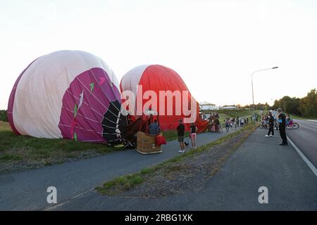 Jönköping, Schweden. 9., Juli 2023. Heißluftballons in Jönköping, Schweden, während des schwedischen Pokals, Andréedagarna, am Sonntagabend. Kredit: Jeppe Gustafsson/Alamy Live News Stockfoto