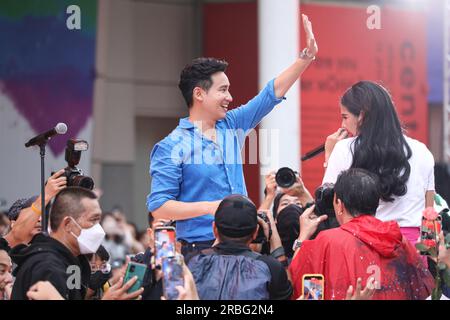 Bangkok, Thailand. 9. Juli 2023. Die Move Forward Party organisierte ein Treffen mit Anhängern, nachdem ihre Partei den ersten Platz bei den Parlamentswahlen auf dem Vorplatz der Central World gewann. In der Zwischenzeit erklärte sich Pita Limjaroenrat bereit, der 30. Ministerpräsident Thailands zu werden, der am 13. Juli von Mitgliedern des Abgeordnetenhauses und Senatoren gemeinsam gewählt wird. (Kreditbild: © Adirach Toumlamoon/Pacific Press via ZUMA Press Wire) NUR REDAKTIONELLE VERWENDUNG! Nicht für den kommerziellen GEBRAUCH! Kredit: ZUMA Press, Inc./Alamy Live News Stockfoto