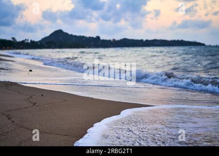 Schönen tropischen Strand und Meer bei Sonnenuntergang. Sommer Urlaub Hintergrund Stockfoto