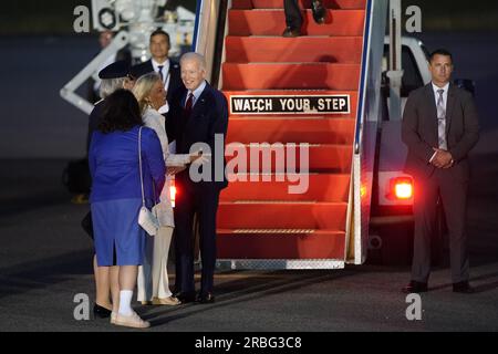 US-Präsident Joe Biden wird von (von oben nach unten) Jennifer Tolhurst, Lord-Lieutenant von Essex, Jane Hartley, US-Botschafterin im Vereinigten Königreich, und Karen Pierce, britische Botschafterin in den Vereinigten Staaten, begrüßt, nachdem sie mit der Air Force One am Stansted Airport in Essex angekommen sind. Vor seinen Treffen mit Premierminister Rishi Sunak und König Karl III Foto: Sonntag, 9. Juli 2023. Stockfoto