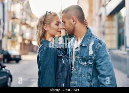 Junge Liebespaar küssend und genießen die Gesellschaft von jedem anderen im Freien. Liebe, Leidenschaft, dating Konzept Stockfoto