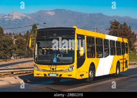 Santiago, Chile - April 04 2023: Öffentlicher Nahverkehr Transantiago oder Red Metropolitana de Movilidad, Bus auf der Route F15 Stockfoto