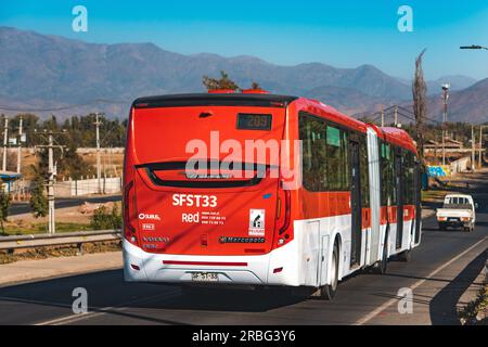 Santiago, Chile - April 04 2023: Öffentliche Verkehrsmittel Transantiago oder Red Metropolitana de Movilidad, Busroute Stockfoto