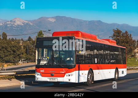 Santiago, Chile - April 04 2023: Öffentlicher Nahverkehr Transantiago oder Red Metropolitana de Movilidad, Bus auf der Route F15 Stockfoto