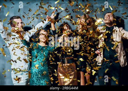 Eine Gruppe von Freunden, die Party feiern und Konfetti werfen. Festungskonzept Stockfoto