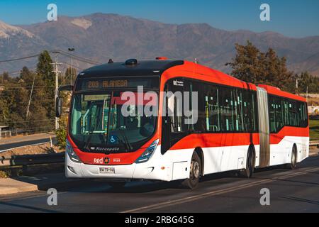 Santiago, Chile - April 04 2023: Öffentliche Verkehrsmittel Transantiago oder Red Metropolitana de Movilidad, Busroute Stockfoto