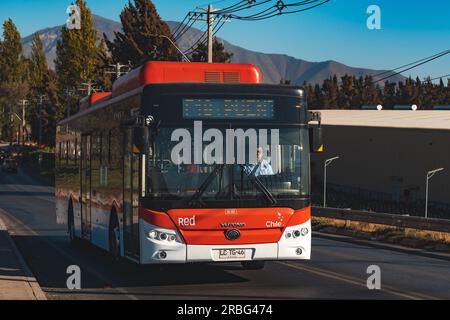 Santiago, Chile - April 04 2023: Öffentlicher Nahverkehr Transantiago oder Red Metropolitana de Movilidad, Bus auf der Route F18 Stockfoto