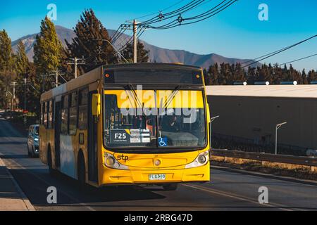 Santiago, Chile - April 04 2023: Öffentlicher Nahverkehr Transantiago oder Red Metropolitana de Movilidad, Bus auf der Route F25 Stockfoto