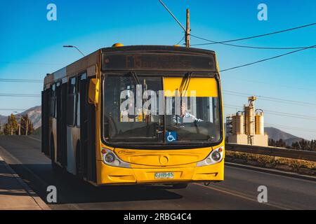 Santiago, Chile - April 04 2023: Öffentlicher Nahverkehr Transantiago oder Red Metropolitana de Movilidad, Bus auf der Route F15 Stockfoto