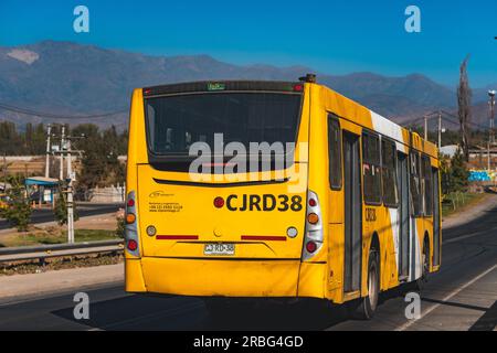 Santiago, Chile - April 04 2023: Öffentlicher Nahverkehr Transantiago oder Red Metropolitana de Movilidad, Bus auf der Route F18 Stockfoto