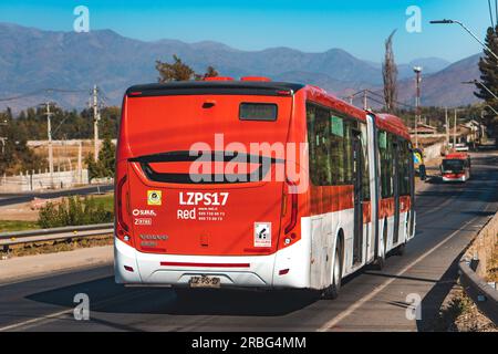 Santiago, Chile - April 04 2023: Öffentlicher Nahverkehr Transantiago oder Red Metropolitana de Movilidad, Bus auf der Route 209 Stockfoto