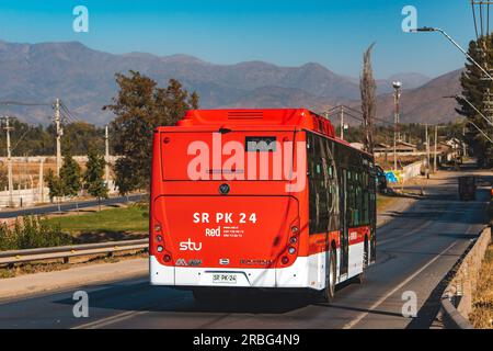 Santiago, Chile - April 04 2023: Öffentlicher Nahverkehr Transantiago oder Red Metropolitana de Movilidad, Bus auf der Route F10 Stockfoto