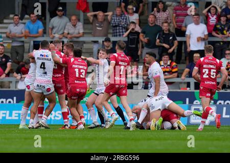 Eccles, Großbritannien. 09. Juli 2023. Es wird heiß, wenn Spieler von beiden Seiten beim Spiel der Betfred Super League Round 18 Salford Red Devils gegen Leeds Rhinos im AJ Bell Stadium, Eccles, Großbritannien, 9. Juli 2023 (Foto von Steve Flynn/News Images) in Eccles, Großbritannien, am 7./9. Juli 2023 zuschlagen. (Foto: Steve Flynn/News Images/Sipa USA) Guthaben: SIPA USA/Alamy Live News Stockfoto