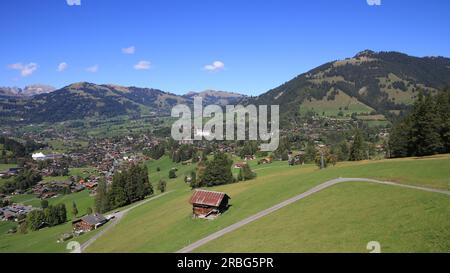 Bergdorf und Ferienort Gstaad im Spätsommer Stockfoto