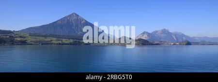 Pyramidenförmiger Berg Niesen aus Beatenbucht, Schweiz Stockfoto