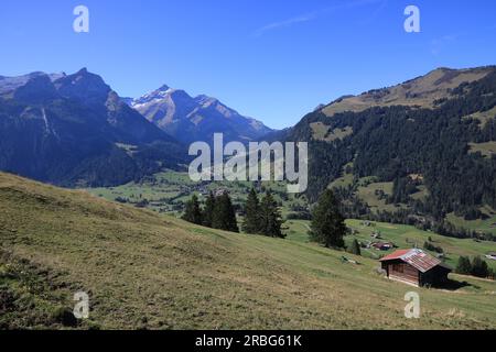 Dorf Gsteig in der Nähe von Gstaad und hohen Bergen Stockfoto