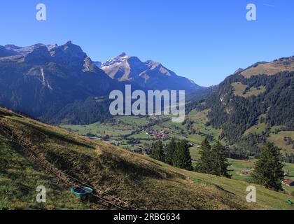 Dorf Gsteig in der Nähe von Gstaad und hohen Bergen Stockfoto