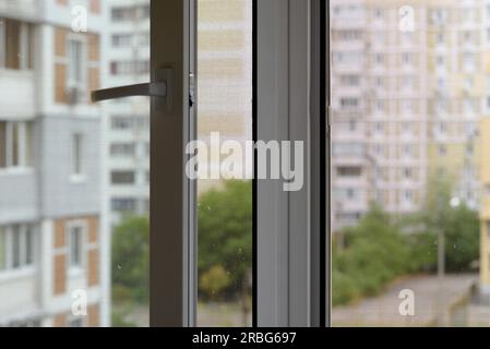 Fenster mit einem Moskitonetz Insekten und Wanzen zu verhindern, wie Fliegen, Mücken, Bienen oder Wespen in Stockfoto