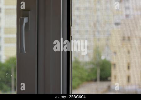 Fenster mit einem Moskitonetz Insekten und Wanzen zu verhindern, wie Fliegen, Mücken, Bienen oder Wespen in Stockfoto