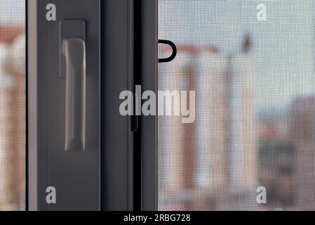 Fenster mit einem Moskitonetz Insekten und Wanzen zu verhindern, wie Fliegen, Mücken, Bienen oder Wespen in Stockfoto