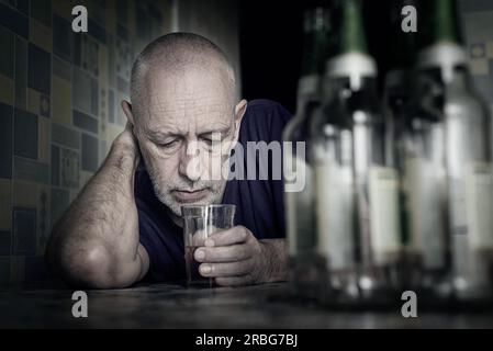 Ein verzweifelter Mann fällt in Depressionen und wird alkoholisch und unglücklich. Seine sucht führt ihn in einen Zustand der Einsamkeit und Armut. Er hat keine Stockfoto