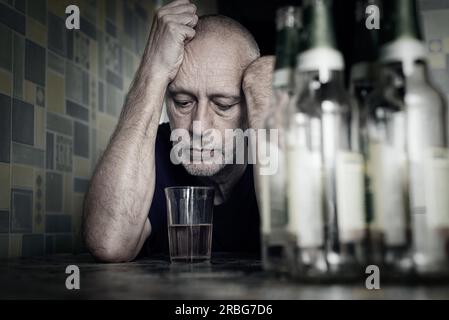 Ein verzweifelter Mann fällt in Depressionen und wird alkoholisch und unglücklich. Seine sucht führt ihn in einen Zustand der Einsamkeit und Armut. Er hat keine Stockfoto