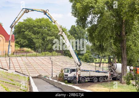 Lkw-montierte Betonpumpe auf einer Baustelle Stockfoto