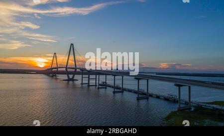 Der Arthur Ravenel Jr. Die Brücke über den Cooper River in South Carolina, USA bei Sonnenuntergang Stockfoto