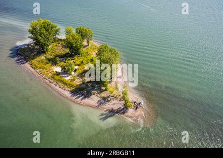 Ein Luftblick auf eine kleine Insel des Hochelaga-Archipels am St. Lawrence River in Kanada. Stockfoto