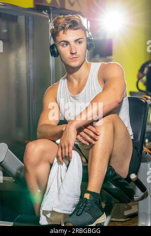 Ein Mann trainiert in einem örtlichen Fitnessraum mit stationären Geräten Stockfoto