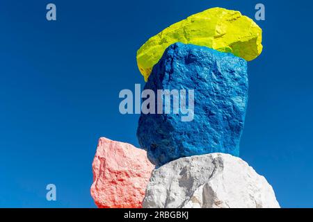 Die Skulptur der sieben magischen Berge verleiht der Wüste einen Farbtupfen In Der Nähe Von Las Vegas Stockfoto